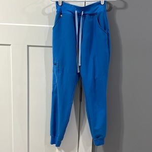 FIGS Catarina One Pocket Scrub Top + Zamora High Waisted Scrub bottoms